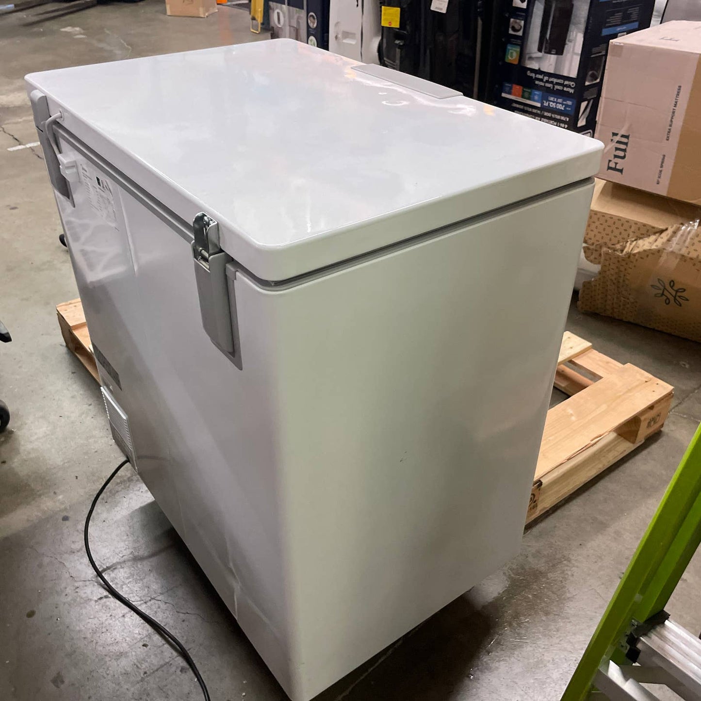 Midea Convertible Chest Freezer with Interior LED Light, 7.0 cu ft, White - Retail $229