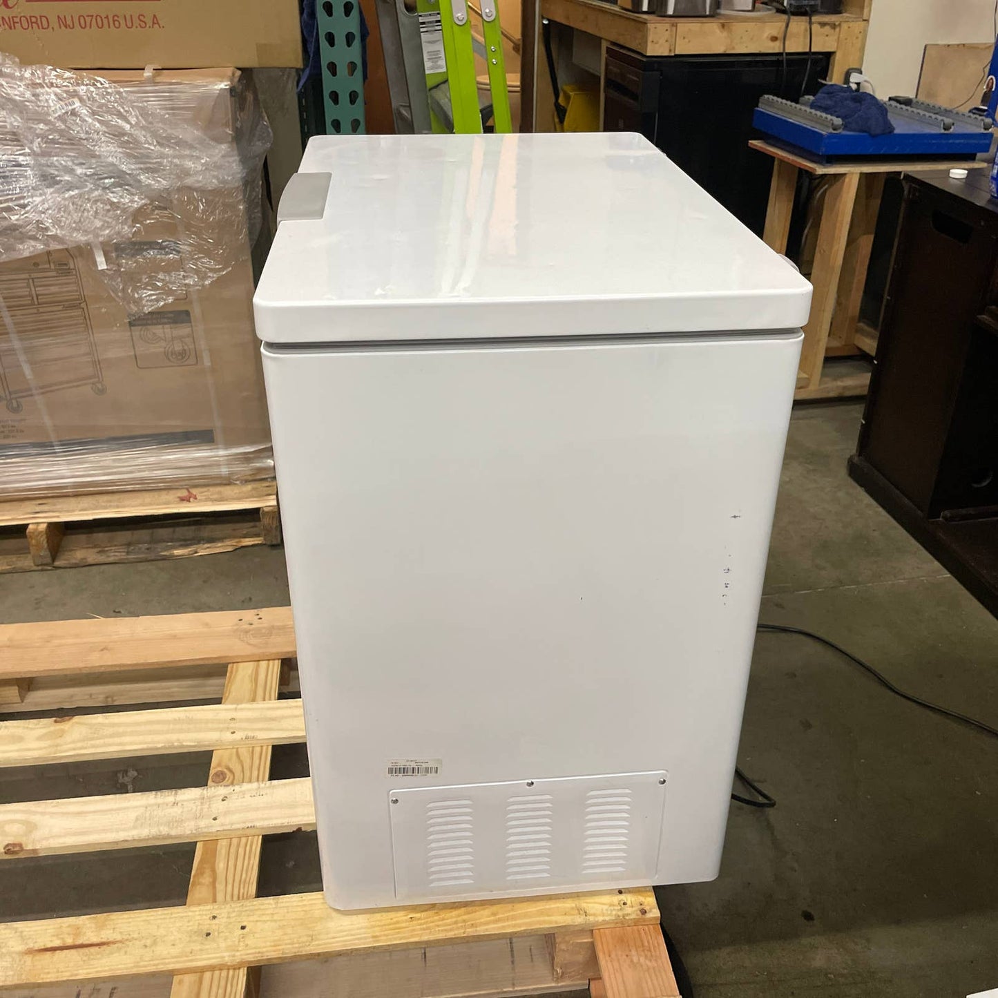 Midea Convertible Chest Freezer with Interior LED Light, 7.0 cu ft, White - Retail $229