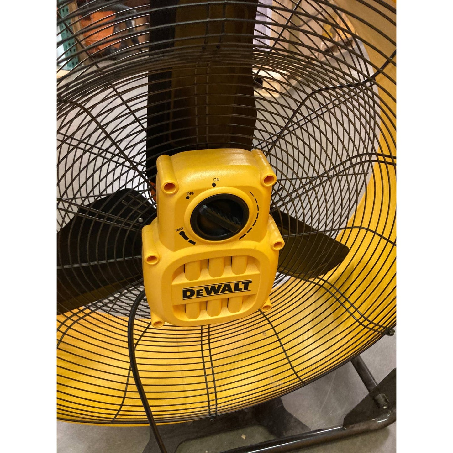 NEW - DEWALT 24" Heavy Duty Drum Fan, Black and Yellow - Retail $149
